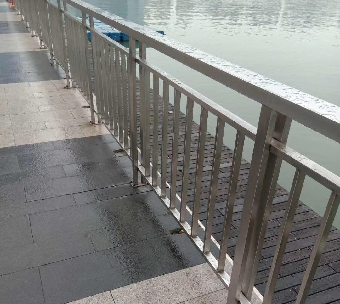 什么是不锈钢复合管及怎么选择和实施不锈钢复合管桥梁护栏工程施工？